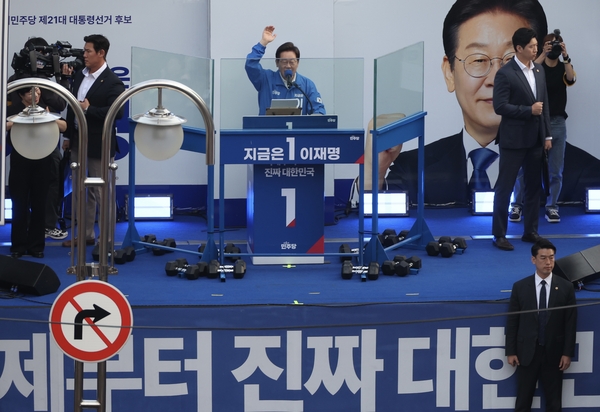 더불어민주당 이재명 대선 후보가 25일 충남 천안시 동남구 신부문화거리에서 열린 유세에서 시민들에게 지지를 호소하고 있다. 2025.5.25 /연합뉴스