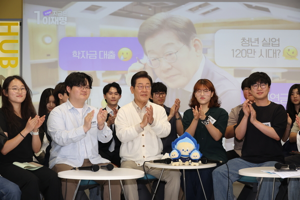 더불어민주당 이재명 대선 후보가 26일 경기 수원시 영통구 아주대학교 혁신공유라운지에서 청년 정책을 논의하기 위해 대학생들과 간담회를 하고 있다. 2025.5.26 /연합뉴스