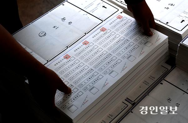 28일부터 여론조사 공표 금지 기간이 시작되고, 본투표에 앞서 29일부터 30일까지 이틀간 사전투표가 치러진다. 사진은 제21대 대통령선거 투표용지 인쇄를 점검 중인 모습. 2025.5.25 /최은성기자 ces7198@kyeongin.com