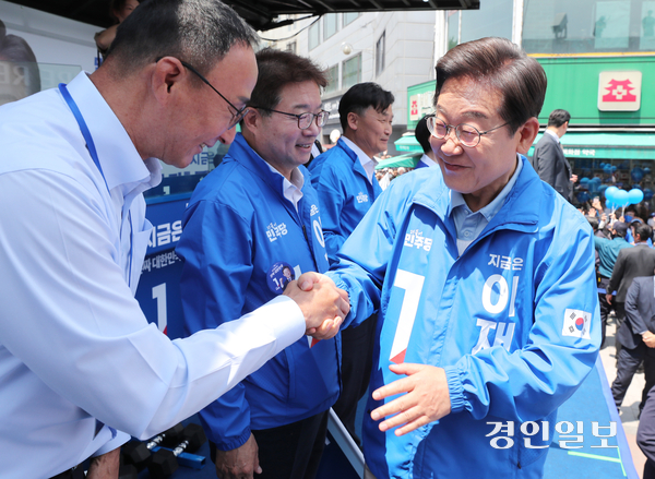 이재명 더불어민주당 대선 후보가 26일 오후 수원시 영동시장 앞에서 열린 유세현장에서 지지를 호소하고 있다. 2025.5.26 /최은성기자 ces7198@kyeongin.com