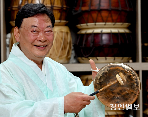 지난 21일 오후 인천 부평구 인천남사당놀이보존회 연습실에서 만난 지운하 보존회 이사장이 꽹과리를 치며 예인 70년의 이야기를 열고 있다. 2025.5.21 /김용국기자 yong@kyeongin.com