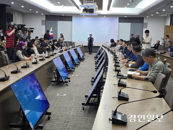 27일 시흥시청 글로벌센터1에서 열린 ‘시흥시 거북섬 현안 간담회’에 참석한 시흥지역 국회의원과 시도의원들이 거북섬 상인들과 거북섬이 안고 있는 현안에 대해 의견을 나누고 있다. 2025.5.27 시흥/김성주기자 ksj@kyeongin.com