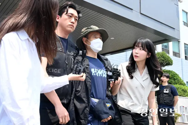 흉기를 휘둘러 2명을 살해하고 2명을 다치게한 시흥 살인사건 피의자 차철남이 27일 오후 시흥경찰서에서 검찰로 송치되고 있다. 2025.5.27 /최은성기자 ces7198@kyeongin.com