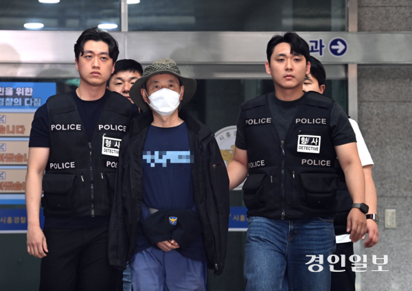 흉기를 휘둘러 2명을 살해하고 2명을 다치게한 시흥 살인사건 피의자 차철남이 27일 오후 시흥경찰서에서 검찰로 송치되고 있다. 2025.5.27 /최은성기자 ces7198@kyeongin.com
