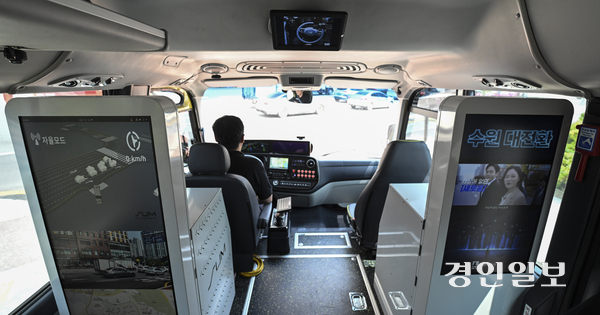 27일 오전 수원시 영통구 광교신도시 일대에서 ‘2025 수원 ITS 아태총회’ 개막을 하루 앞두고 자율주행차량 시승이 진행되고 있다. 2025.5.27 /이지훈기자 jhlee@kyeongin.com
