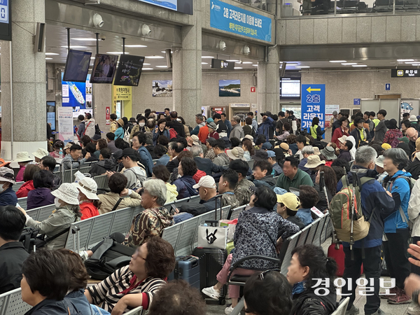 지난 26일 오전 인천연안여객터미널에서는 백령도로 향하는 배가 ‘안개’로 한시간 가량 연착되면서 승객 수백명이 대기했다. 이날 만난 주민들은 “섬 지역의 열악한 주거·어업 여건을 개선하겠다는 공약이 선거 때마다 나오지만 변화는 더디다”고 입을 모았다. 2025.5.26 /조경욱기자 imjay@kyeongin.com