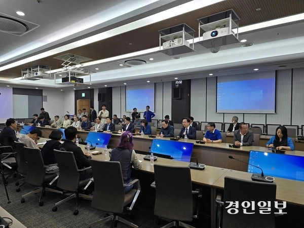 27일 시흥시청 글로벌센터1에서 열린 ‘시흥시 거북섬 현안 간담회’에 참석한 시흥지역 국회의원과 시도의원들이 거북섬 상인들과 거북섬이 안고 있는 현안에 대해 의견을 나누고 있다. 2025.5.27 시흥/김성주기자 ksj@kyeongin.com