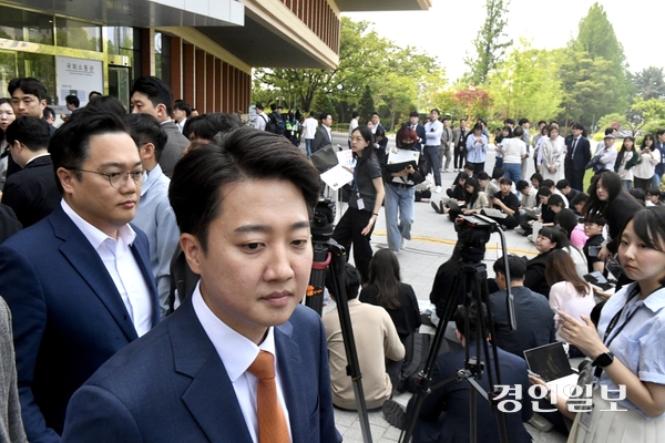 개혁신당 이준석 후보가 27일 대선 완주를 최종 선언한 뒤 기자회견장을 빠져나오고 있다. 2025.2.27 /김우성기자 wskim@kyeongin.com