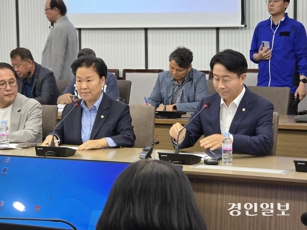 27일 시흥시청 글로벌센터1에서 열린 ‘시흥시 거북섬 현안 간담회’에 참석한 문정복(왼쪽), 조정식 국회의원이 거북섬이 안고 있는 현안에 대해 상인들의 의견을 들고 있다. 2025.5.27 시흥/김성주기자 ksj@kyeongin.com
