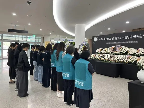 경기교사노동조합과 전국교직원노동조합 경기지부 관계자들이 경기도청 1층 로비에 마련된 故 현승준 교사 추모 공간에서 추모를 하고 있다. /경기교사노동조합 제공