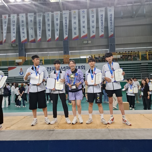 27일 경남 남해실내체육관에서 열린 펜싱 남자 15세 이하부 에빼 단체전에서 동메달을 획득한 인천 해원중 선수단이 기념 촬영을 하고 있다. /인천시체육회 제공