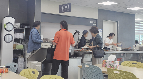의정부지방법원 남양주지원 구내식당을 찾은 일반인들이 식판에 음식을 담고 있다. 2025.5.21 남양주/이종우기자 ljw@kyeongin.com