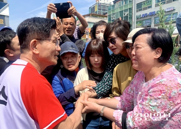 국민의힘 김문수 대선 후보가 안성 중앙시장 유세장에 도착해 지지자들과 인사하고 있다. 2025.5.26 /김우성기자 wskim@kyeongin.com