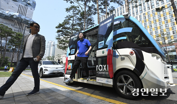 27일 오전 수원시 영통구 광교신도시 일대에서 ‘2025 수원 ITS 아태총회’ 개막을 하루 앞두고 자율주행차량 시승이 진행되고 있다. 2025.5.27 /이지훈기자 jhlee@kyeongin.com