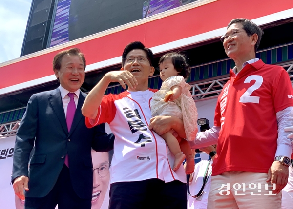 국민의힘 김문수 대선 후보와 손학규 전 경기도지사, 김학용 전 국회의원이 안성 중앙시장 유세에서 지지자들에게 인사하고 있다. 2025.5.26 /김우성기자 wskim@kyeongin.com