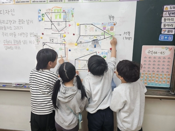 수원시 청개구리 스펙 사업 중 수원형 특화교실이 진행되는 학교 교실에서 학생들이 문화예술 프로그램에 참여하고 있다. /수원시 제공