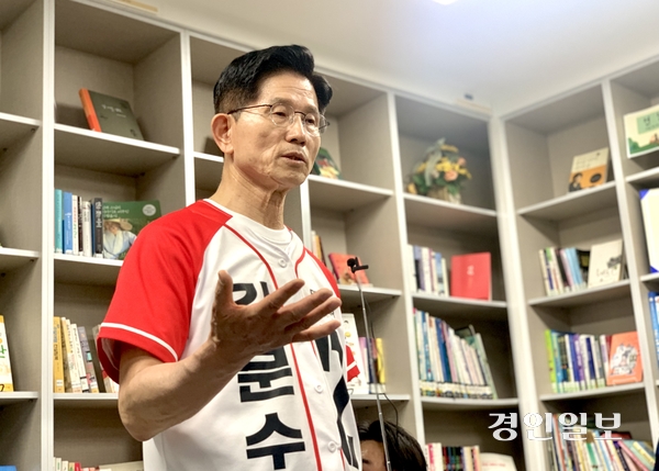 국민의힘 김문수 대선 후보가 26일 안성 중앙시장 유세 후 백브리핑에서 더불어민주당의 대법관 증원법안 철회에 대한 입장을 밝히고 있다. 2025.5.26 /김우성기자 wskim@kyeongin.com