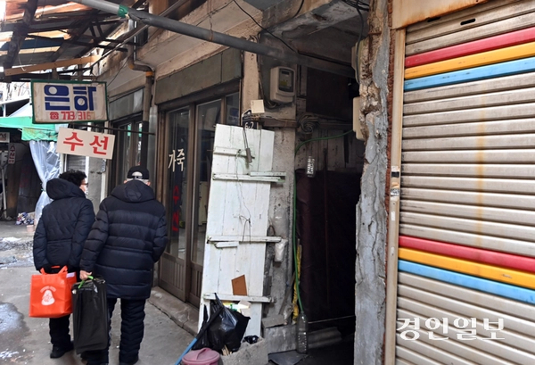 인천시 동구 송현자유시장(양키시장)이 동인천역 일대의 개발로 곧 역사속으로 사라질 것으로 예상되는 가운데 대부분의 상가들이 문을 닫고 있다. /김용국기자 yong@kyeongin.com
