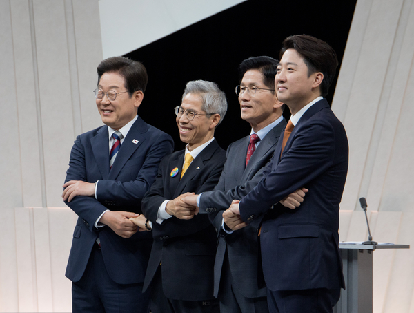 더불어민주당 이재명·민주노동당 권영국·국민의힘 김문수·개혁신당 이준석 대선 후보가 27일 서울 마포구 상암동 MBC 스튜디오에서 진행된 정치 분야 TV토론회에 앞서 포즈를 취하고 있다. 2025.5.27 /연합뉴스