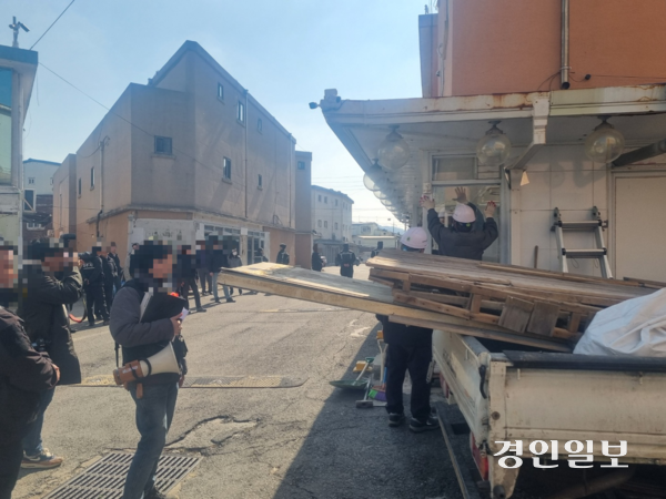 지난달 31일 파주시 용주골 성매매 집결지에서 철거 용역 인부들이 불법 가건축물의 철제 구조물을 해체하고 있다. 2025.3.31 /A씨 제공