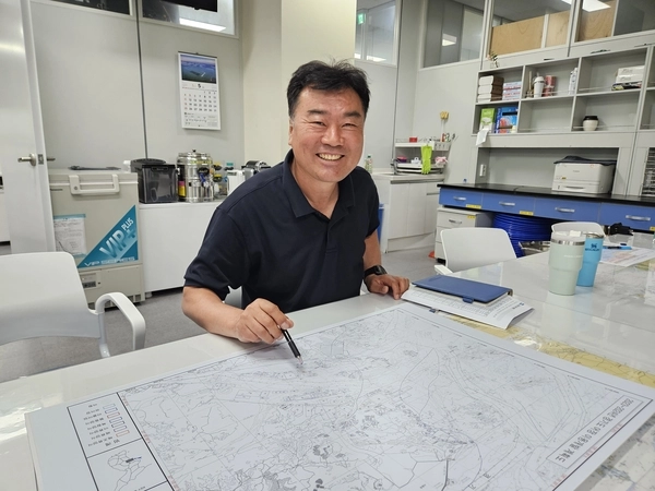 서성문 경기도해양수산자원연구소 수산기술센터장이 경기도 양식업 면허지를 설명하고 있다. 2025.5.26 /김지원기자 zone@kyeongin.com