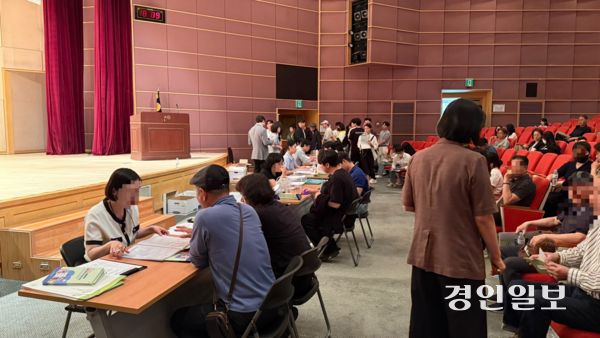 피해자들이 LH 경기남부지역본부 전세사기 피해주택 매입 및 피해지원 설명회 이후 매입관련 등 상담을 받고 있다. 2025.5.28 / 윤혜경기자 hyegyung@kyeongin.com