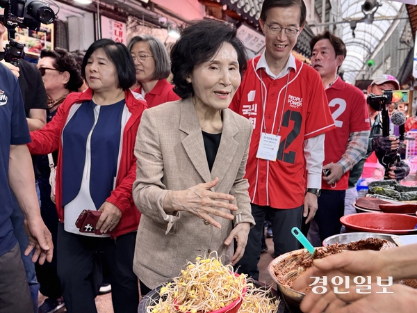 설난영 여사는 28일 오후 수원시 팔달구 못골시장을 찾아 유권자들을 만났다. 2025.5.28 /한규준기자 kkyu@kyeongin.com