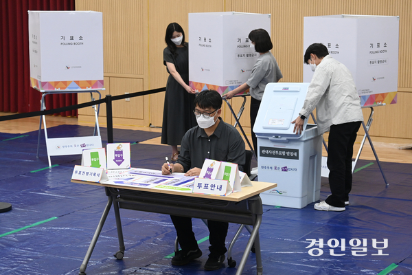 제21대 대통령선거 사전투표를 하루 앞둔 28일 오후 수원시 팔달구 우만1동 행정복지센터에서 관계자들이 사전투표소를 설치하고 있다. 2025.5.28 /최은성기자 ces7198@kyeongin.com
