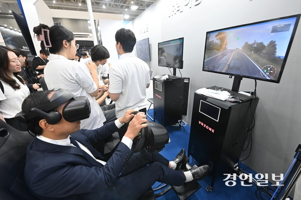 28일 수원시 영통구 수원컨벤션센터에서 열린 ‘2025 수원 지능형 교통체계(ITS) 아시아태평양총회’에서 업체 관계자가 전시물을 시연하고 있다. 2025.5.28 /최은성기자 ces7198@kyeongin.com