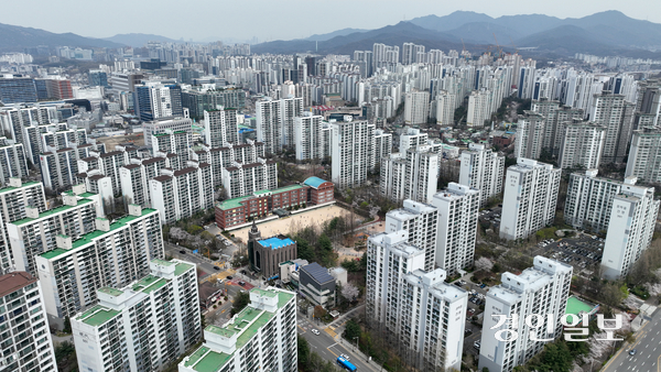 거대 양당 후보들이 나란히 1기 신도시 재건축 공약을 발표했지만, 정책 이행의 현실성에 대해선 의문부호가 뒤따르는 모습이다. 사진은 1기 신도시 중 하나인 안양시 평촌신도시 전경. 2025.4.9 /최은성기자 ces7198@kyeongin.com