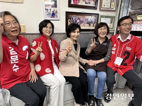 설난영 여사는 28일 오후 수원시 팔달구 못골시장을 찾아 유권자들을 만났다. 김문수 후보가 경기도지사 재임 시절, 도지사 간담회에 초청한 상인을 다시 만난 모습. 2025.5.28 /한규준기자 kkyu@kyeongin.com