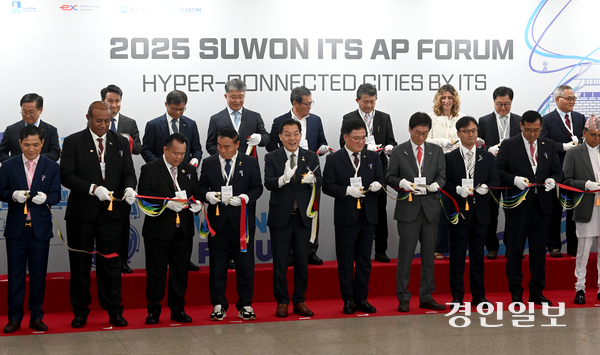 28일 수원시 영통구 수원컨벤션센터에서 열린 ‘2025 수원 지능형 교통체계(ITS) 아시아태평양총회’ 개회식에서 참석자들이 기념 촬영을 위해 포즈를 취하고 있다. 2025.5.28 /최은성기자 ces7198@kyeongin.com