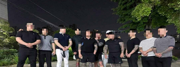 폭력조직원 출소식 단체사진. / 인천지검 제공