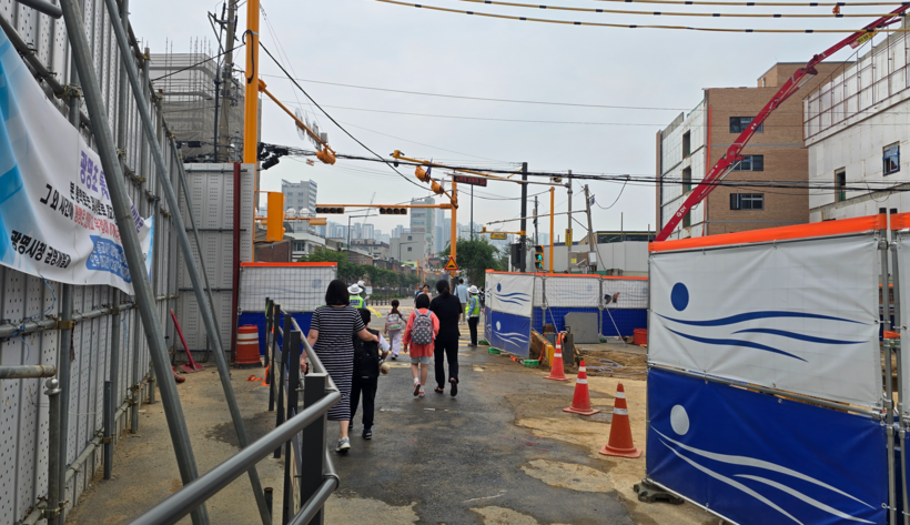 공사현장 한가운데 ‘아슬아슬 통학길’… 민민 갈등 확산 조짐도