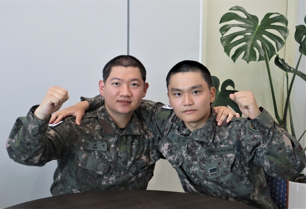 식당에서 기도가 막혀 호흡곤란을 겪고 있는 여성에게 응급처지로 생명을 구한 지상군작전사령부 소속 김태현·김현재 일병. /지상군작전사령부 제공