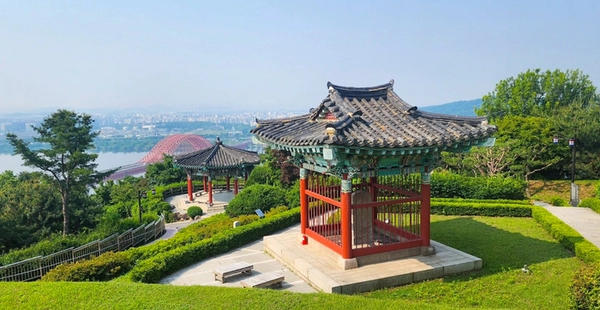 고양특례시 덕양산 정상에서 바라본 행주대첩비각과 덕양정 그리고 한강 위 방화대교. /최철호 소장 제공