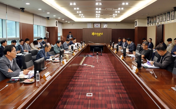 강원랜드는 28일 본사사옥 7층 임원회의실과 서울사무소 간 화상회의를 통해 제221차 이사회를 개최하고 2025년 강원특별자치도민 프로축구단 광고·후원(안) 등 4개 안건을 의결했다. /강원랜드 제공