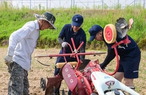 해군 2함대, 농번기 농촌일손돕기 대민지원 ‘구슬땀’