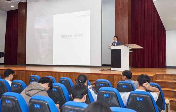 지난 27일 오원택 ㈜상상스테이 대표이사는  ‘직장생활과 자기관리’를 주제로 강연을 진행했다. /인하대 제공