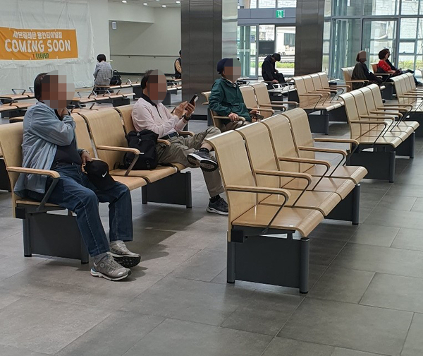 새로 개장한 용인공영버스터미널내 대합실에 설치된 교통약자를 위한 등받이 의자. 2025.5.28 /용인시 제공