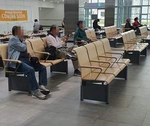 용인공영버스터미널 교통약자용 등받이 의자 설치 ‘불편민원 해소’