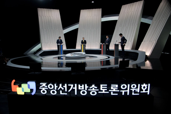 더불어민주당 이재명·민주노동당 권영국·국민의힘 김문수·개혁신당 이준석 대선 후보가 27일 서울 마포구 상암동 MBC 스튜디오에서 진행된 정치 분야 TV토론회를 준비하고 있다. 2025.5.27 /국회사진기자단