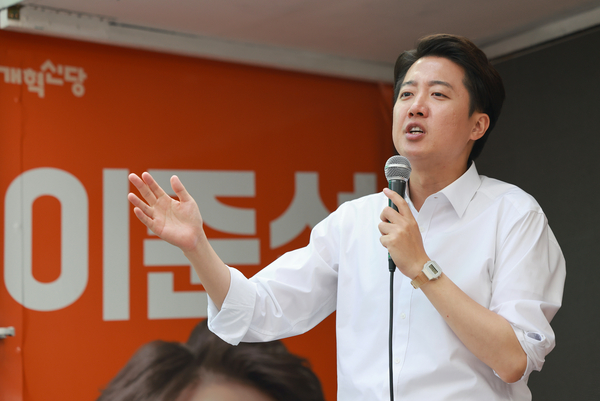 개혁신당 이준석 후보가 28일 서울 강남역 일대에서 유세하고 있다. 2025.5.28 /연합뉴스