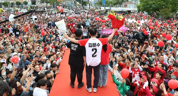 국민의힘 김문수 대선 후보가 28일 경북 영천역 광장에서 모교인 영천초등학교 후배와 함께 유세하고 있다. 2025.5.28 /연합뉴스