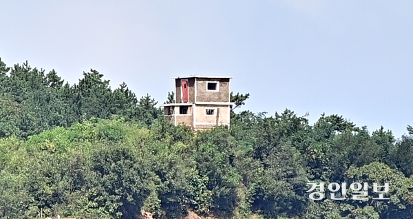 인천시 강화군 송해면에서 바라본 북한 초소 모습. /경인일보DB
