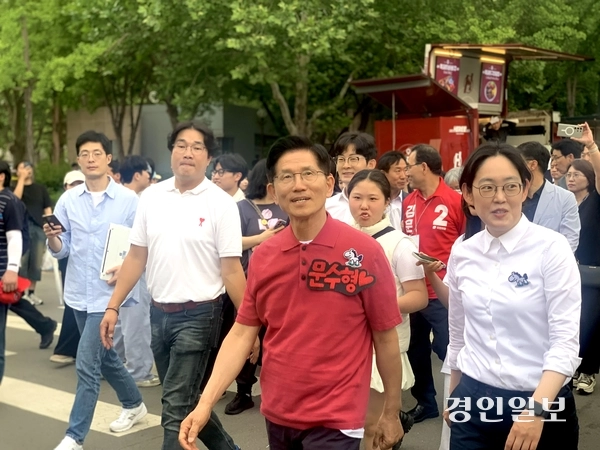 국민의힘 김문수 대선 후보가 영남대 출신 조지연 의원의 안내를 받아 축제 부스로 이동하고 있다. 2025.5.28 경산/김우성기자 wskim@kyeongin.com