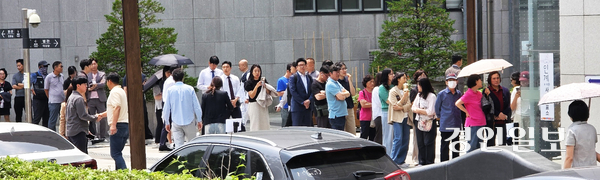 제21대 대통령선거 사전투표 첫날인 29일 인계동사전투표소에서 시민들이 투표를 하기 위해 길게 줄 서 있다. 사진과 사건은 직접적 관련 없음. 2025.5.29  /임열수기자 pplys@kyeongin.com