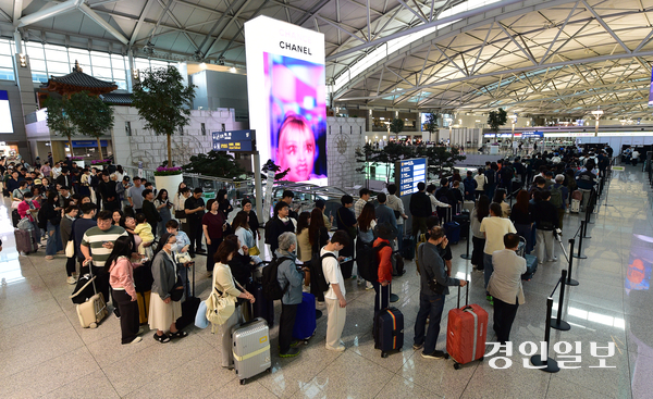 제21대 대통령선거 사전투표 첫날인 29일 오전 인천국제공항 1여객터미널 출국장 사전투표소를 찾은 많은 시민들이 투표를 하기 위해 줄지어 서있다. 2025.5.29 /조재현기자 jhc@kyeongin.com