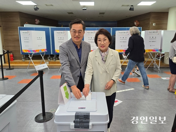 29일 오전 김동연 경기도지사와 부인 정우영 여사가 수원시 영통구 광교1동행정복지센터에 마련된 투표소를 찾아 투표하고 있다. 2025.5.29 /김태강기자 think@kyeongin.com