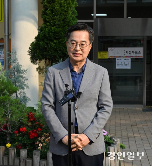 김동연 경기도지사가제21대 대통령선거 사전투표 첫날인 29일 오전 수원시 광교1동 사전투표소에서 투표를 마치고 백브리핑을 하고 있다.  2025.5.29 /경기사진공동취재단
